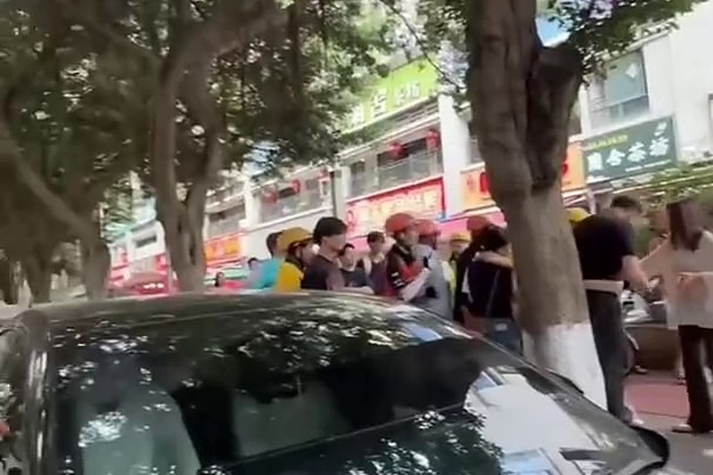 成都建业路男子出轨同事 妻子现场抓包揭露其追求甜甜恋爱