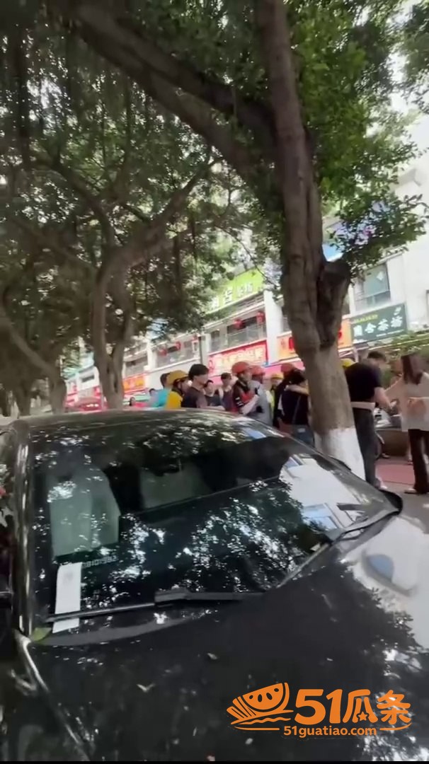 成都建业路男子出轨同事 妻子现场抓包揭露其追求甜甜恋爱