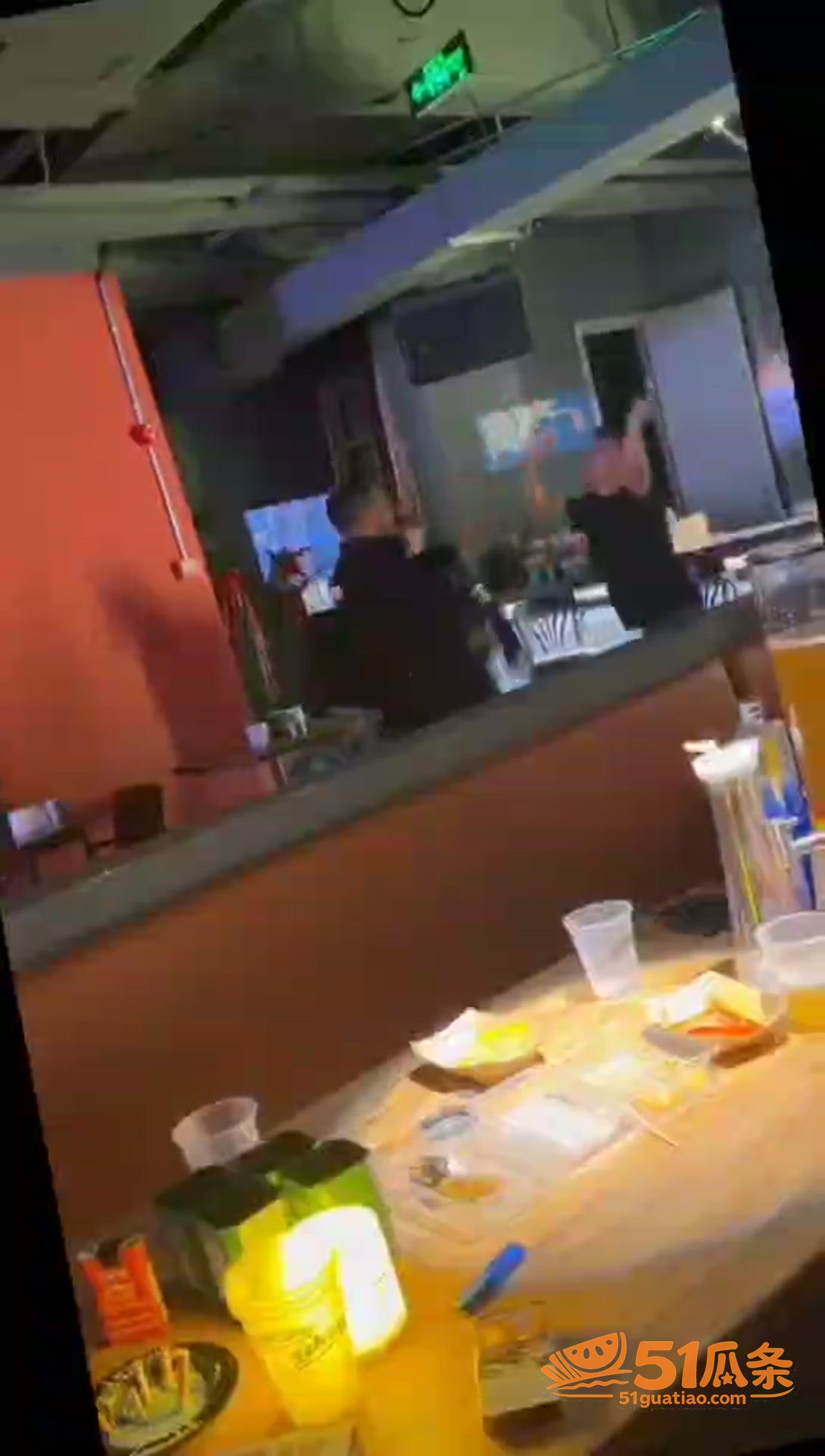 精神小伙 酒吧袭警亮相关图片2