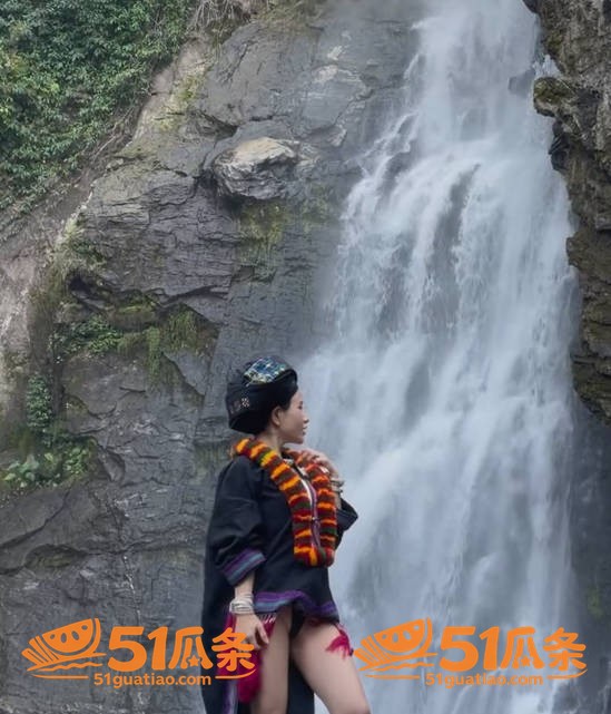 苗族瀑布女孩 民族盛相关图片6