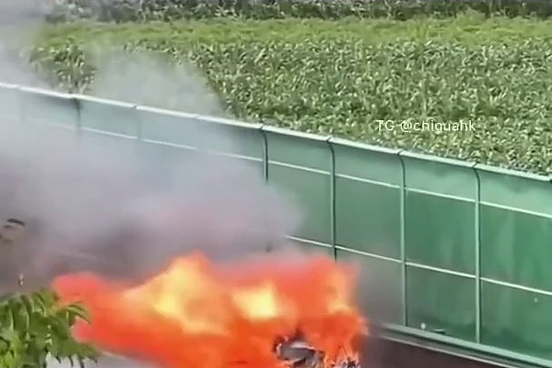 小米汽车 云南高速车祸解体车尾爆燃