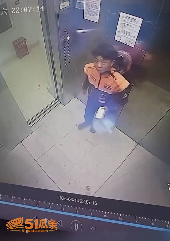 云南大便哥 电梯内当相关图片1