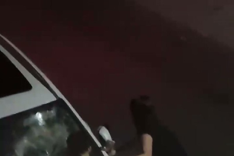广州黑衣女 宝马车内出轨 被丈夫当街怒砸车窗