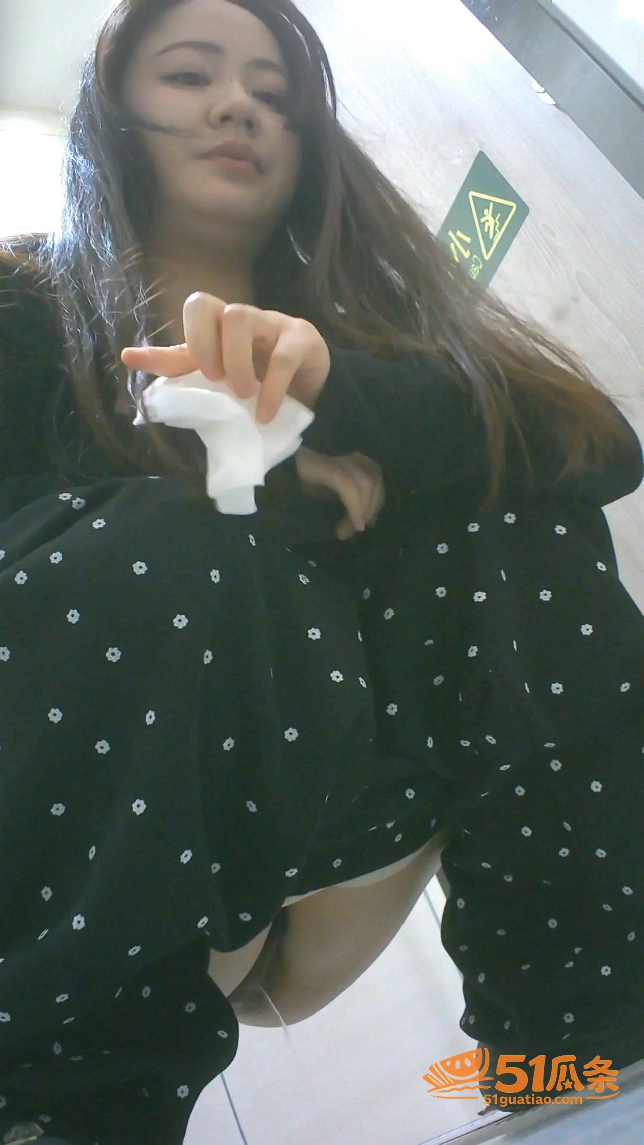 酒吧美女 在女厕全景相关图片6