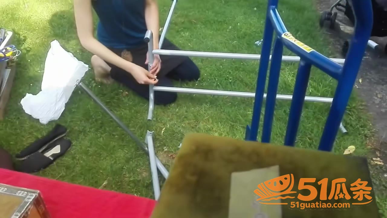 欧洲摆摊女人 弯腰整相关图片6