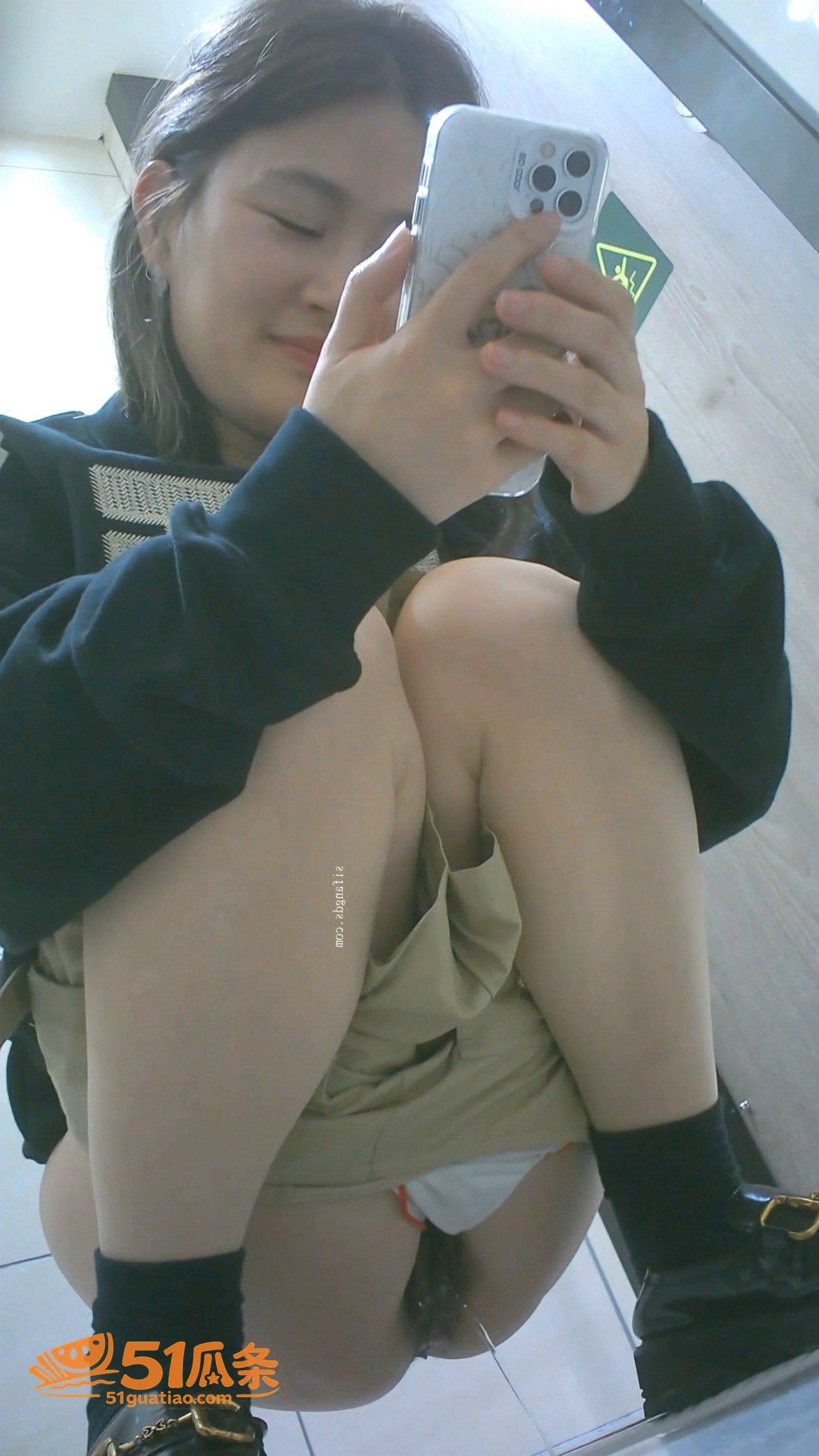 酒吧美女 在女厕全景相关图片2