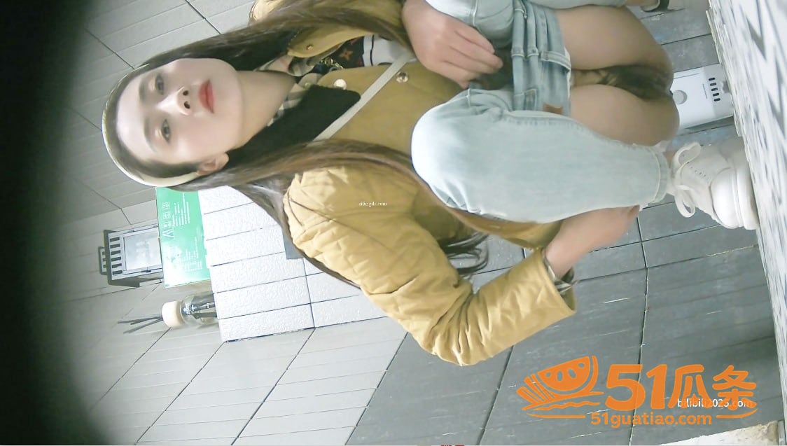 偷拍美女 公厕私密视相关图片6