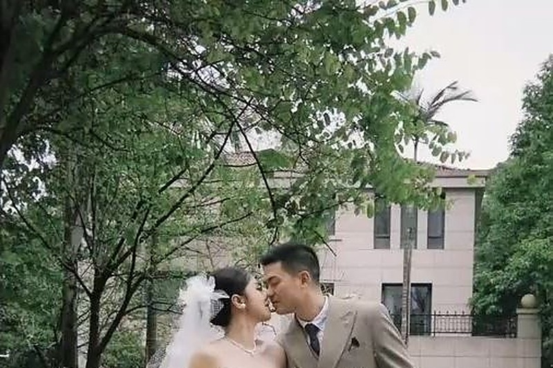谭竹 二婚丈夫持刀上门导致住院 曝出耳光性爱视频