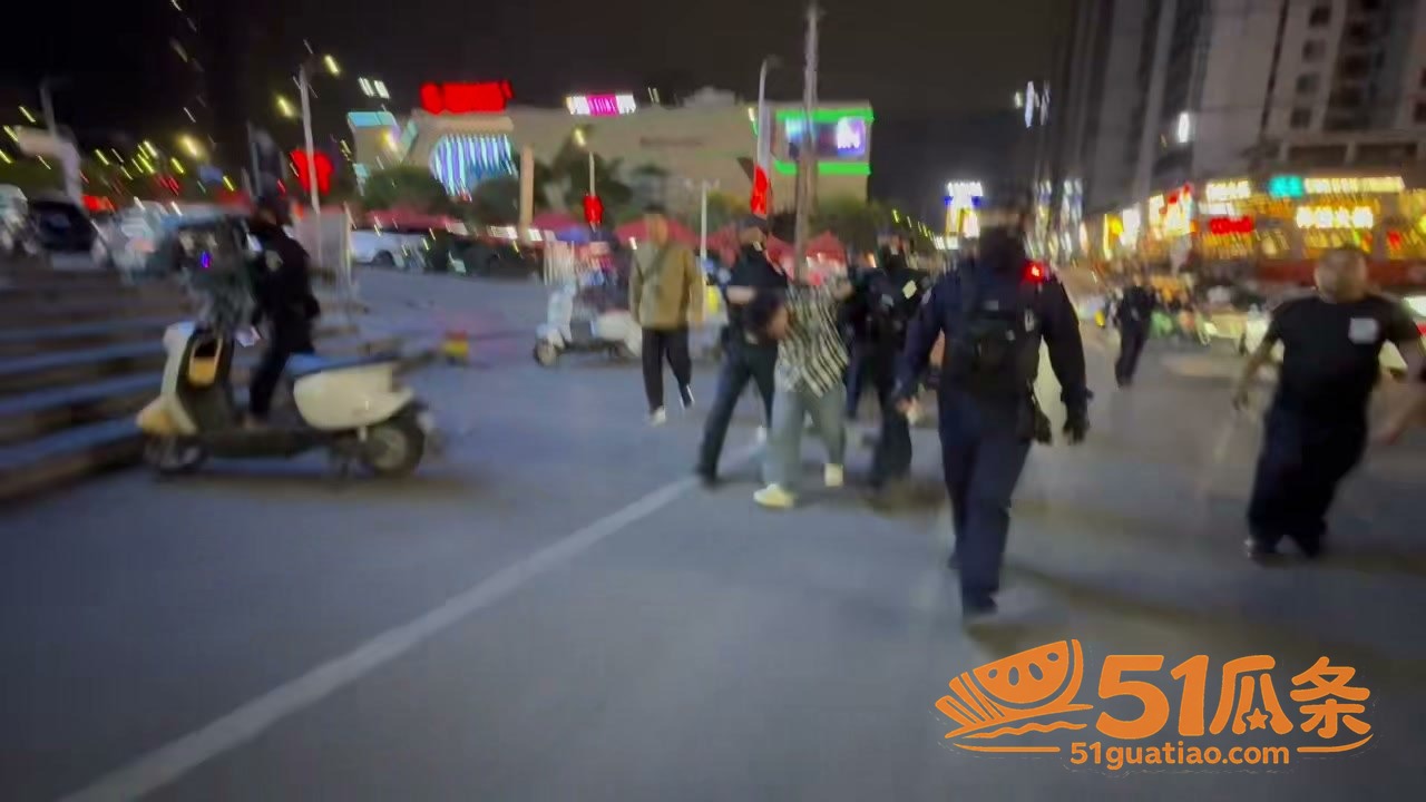 精神小伙 酒吧袭警亮相关图片7