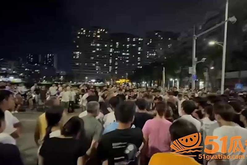莹莹手打柠檬茶 被调戏引发冲突 男友大打出手导致场面混乱