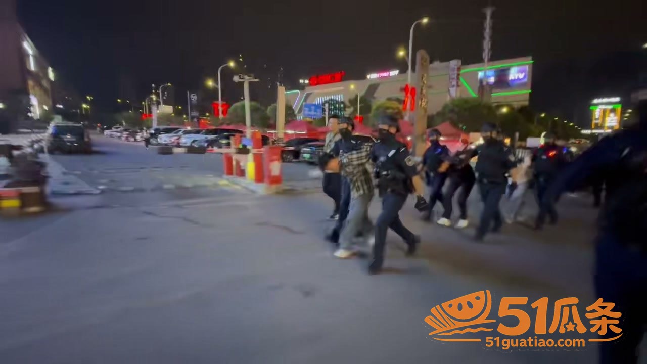 精神小伙 酒吧袭警亮相关图片8