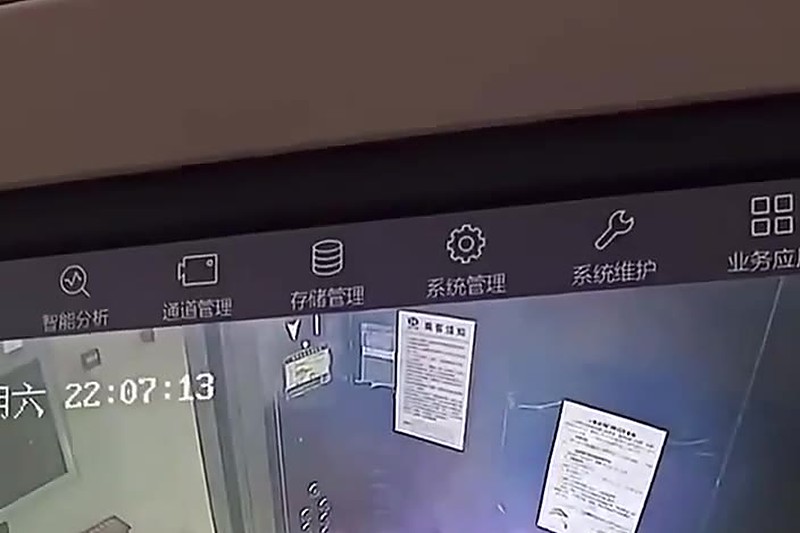 云南大便哥 电梯内当众排泄 细节被监控拍下