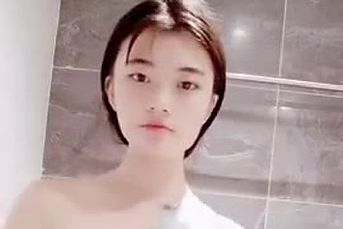 合租室友 美女洗澡现场曝光 站着尿尿的女生最可爱