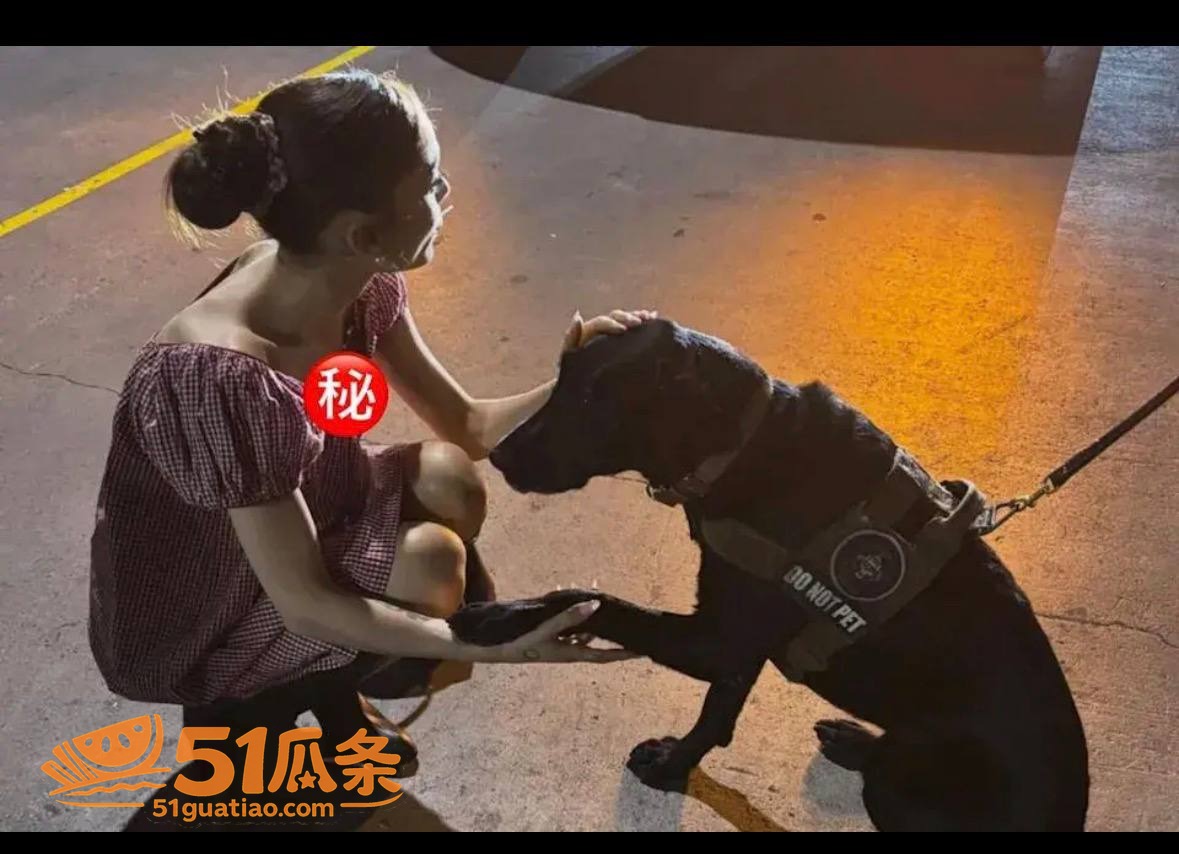 爱莉安娜·格兰德 蹲相关图片5