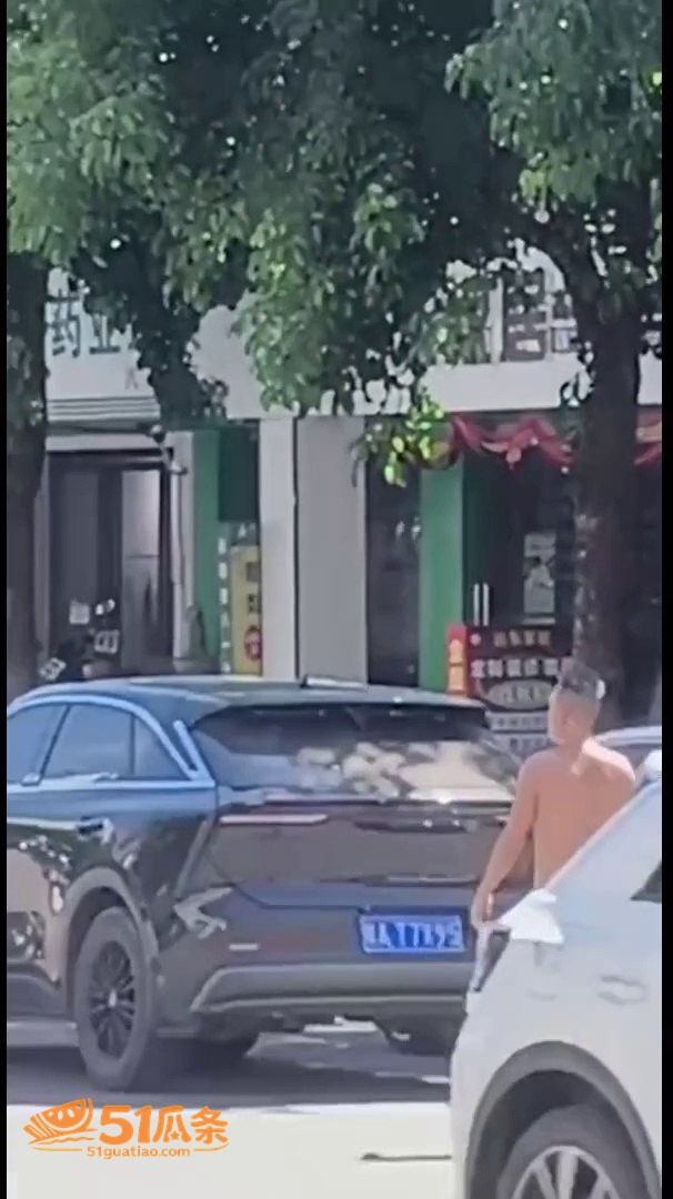海南儋州男子 全裸逛相关图片3