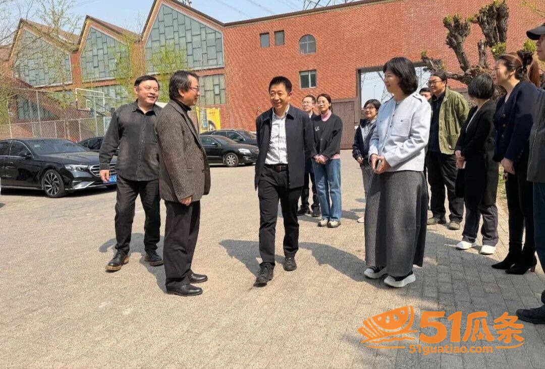 白鹿 被拍牵手江苏文相关图片1