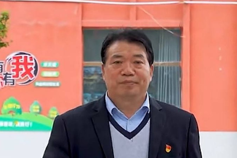 西宁中学校长 袁照文 出轨小21岁女教师买假证试管生子双双获刑