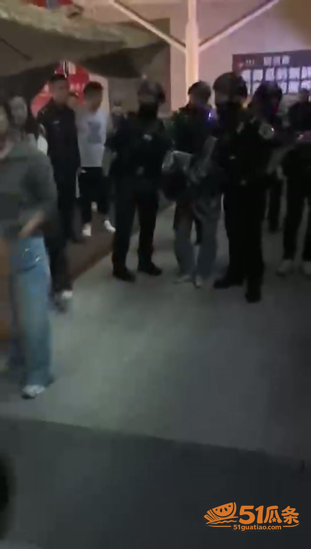 精神小伙 酒吧袭警亮相关图片5