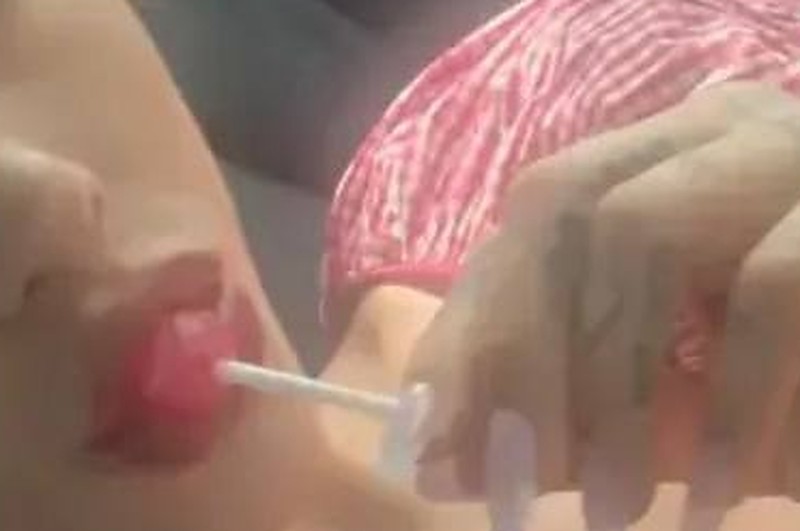 流行天后A妹 爱莉安娜·格兰德 蹲姿自拍走光 神级自嘲反转