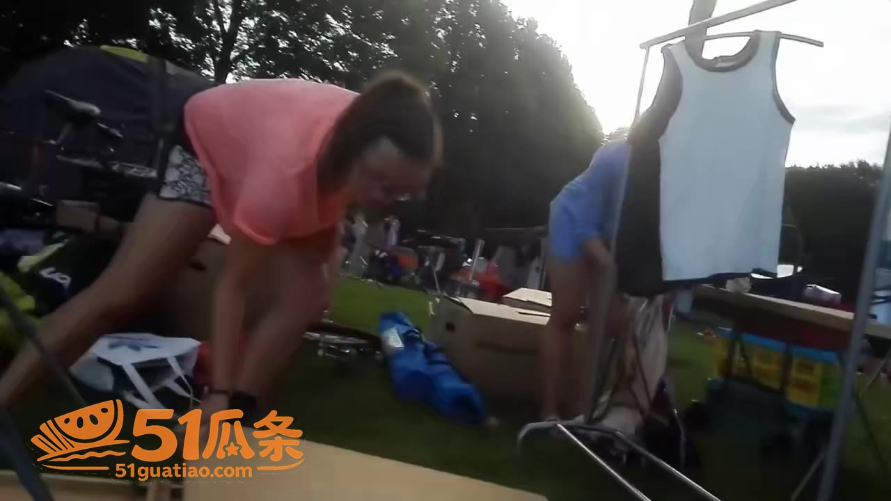 欧洲摆摊女人 弯腰整相关图片4
