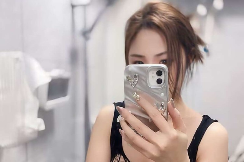 西江镇丰腴人妻 穿着黑蕾丝吊带跪镜吞吐 狂骑猛坐喷水