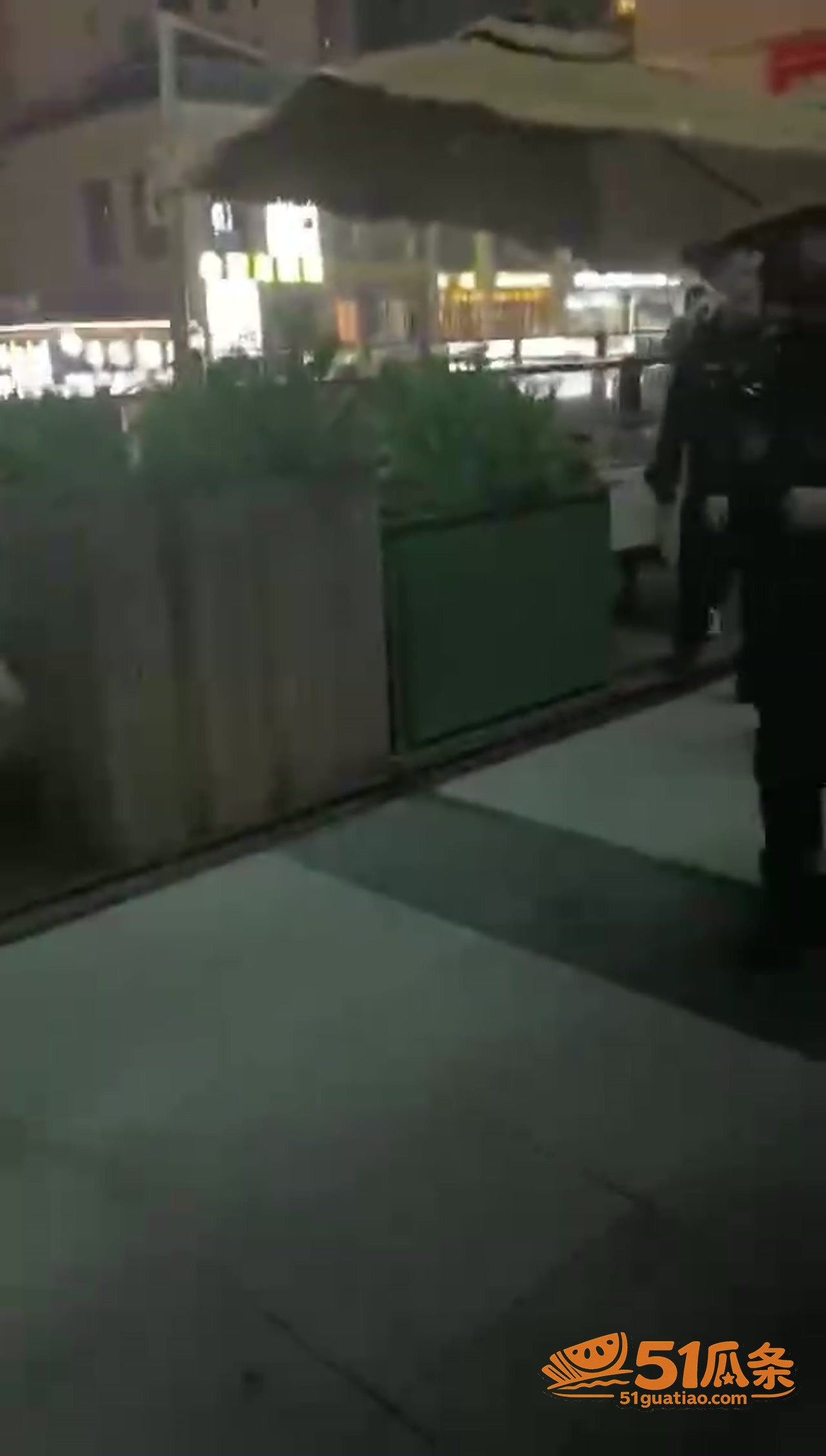 精神小伙 酒吧袭警亮相关图片4