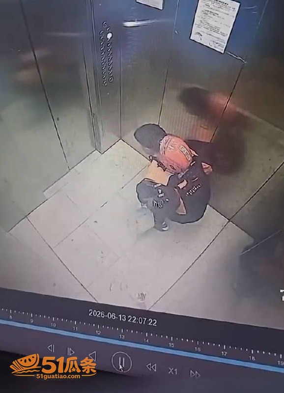 云南大便哥 电梯内当相关图片2