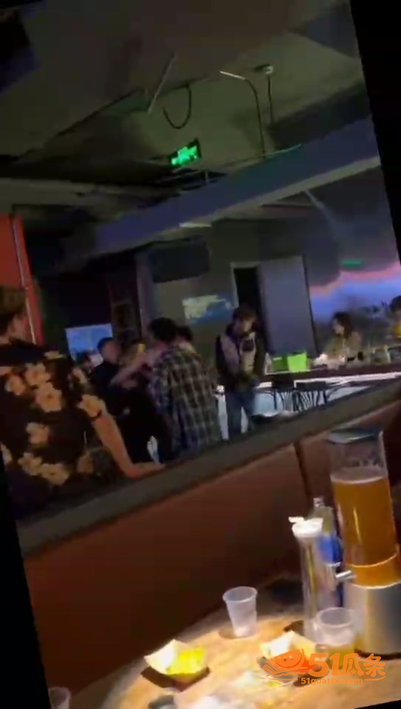 精神小伙 酒吧袭警亮相关图片3