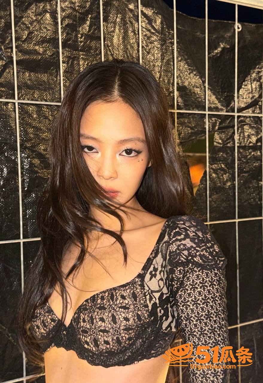 Jennie 新MV海边走光 网友慢放细节引发热议