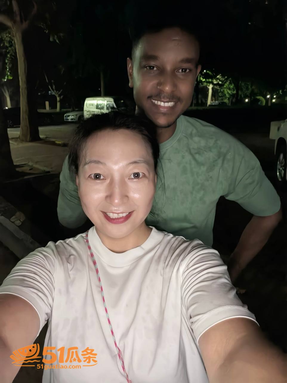 70后游戏阿姨 出轨黑男被抓 丈夫带娃在家被绿