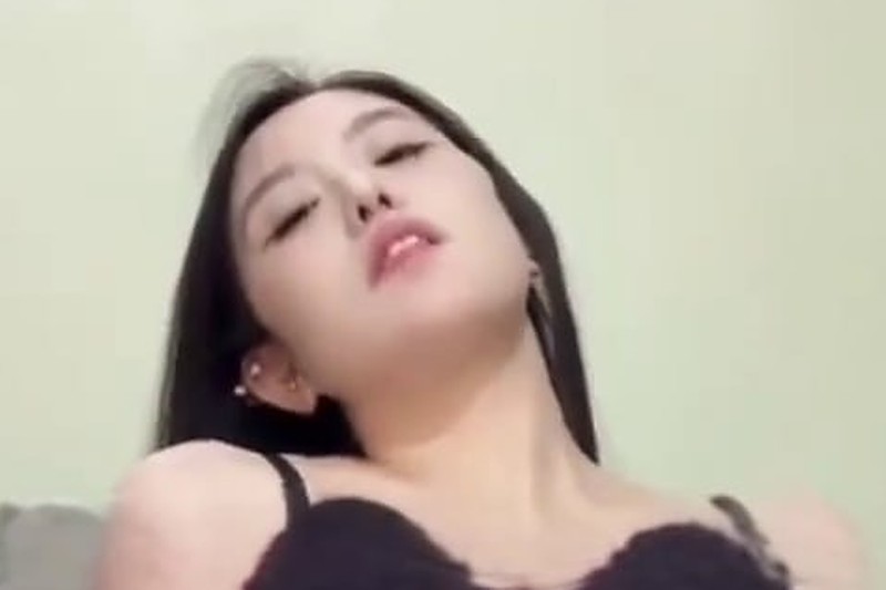 不吃香香 脸穴同框自慰裸舞 现场流出