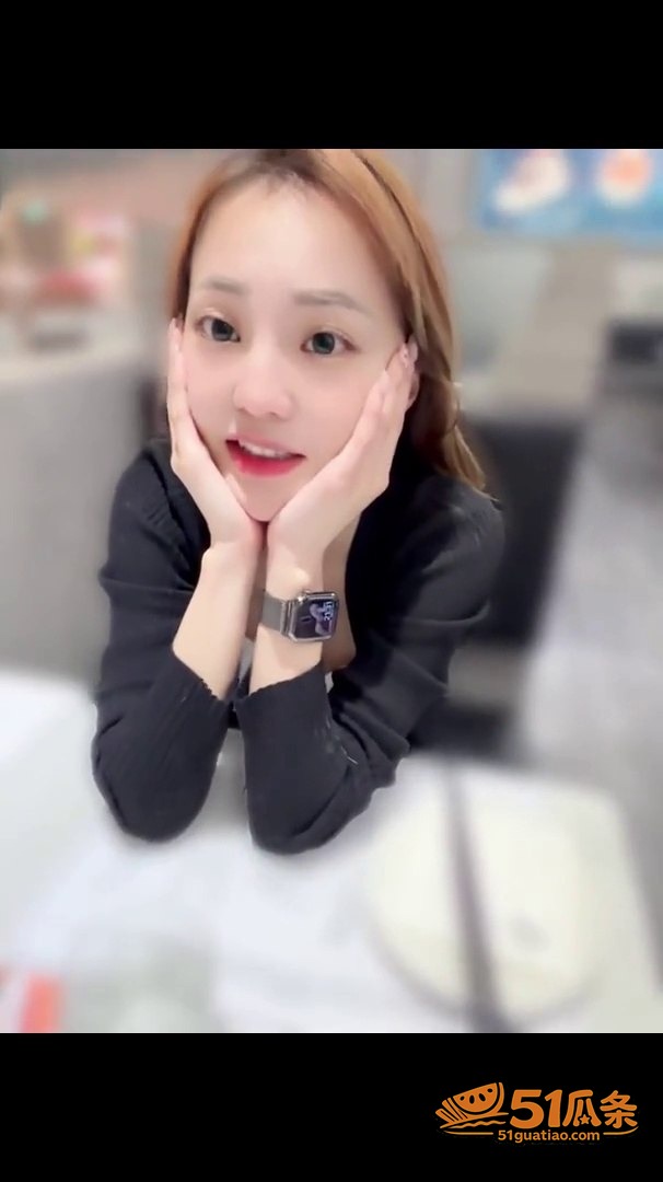 高颜值女孩 逛街 V相关图片5