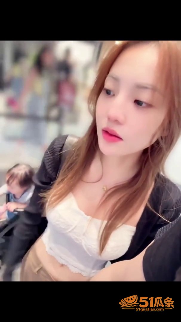 高颜值女孩 逛街 V相关图片4